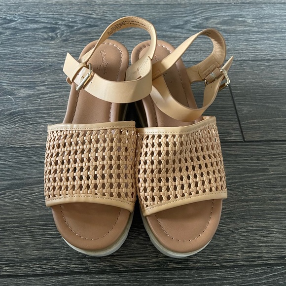 Universal Thread Platform Sandals - Picture 5 of 7